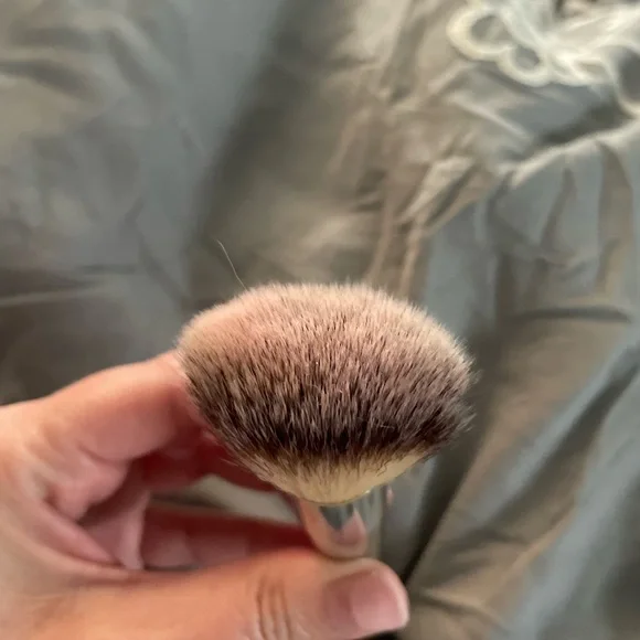 SOLD ❌ NWOT IT Cosmetics Silver Makeup Brush - Picture 4 of 5